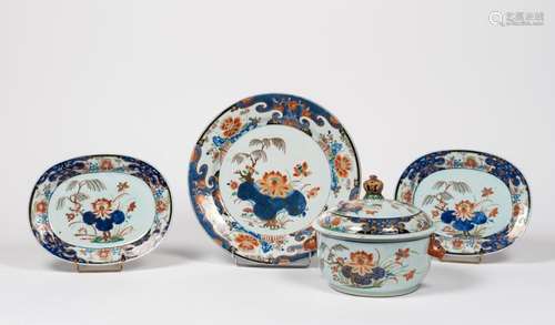 Ensemble en porcelaine Imari comprenant : 1 grand plat circulaire, 2 plats ovales et 1 soupière couverte, les anses à tête d'animaux et fretel ajouré. Chine, fin du XVIIIème début du XIXème siècle (diam. plat circulaire : 37,5 cm, dim. plats ovales : 30 x 24 cm, H. soupière : 22 cm)