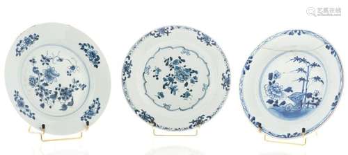 Lot de deux assiettes en porcelaine émaillées bleu blanc, à décor d'arbustes fleuris. Chine, Compagnie des Indes, XVIIIe siècle (diam : 24 cm) (égrenures, cheveu) ; on y joint une assiette Compagnie des Indes recollée à décor d'un paysage