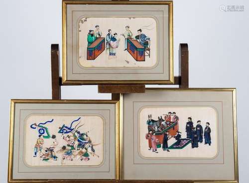 Lot de trois gouaches sur papier de riz figurant une scène de combat, une scène d'offrande et une scène de dignitaires. Chine, vers 1900 (la plus grande avec verre : cm) (accidents)