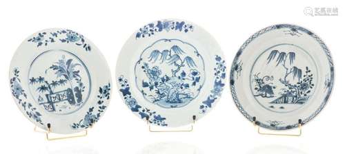 Lot de trois assiettes en porcelaine émaillées bleu blanc, à décor de paysages et jardins. Chine, Compagnie des Indes, XVIIIe siècle (diam : 23 à 23,5 cm) (égrenures, cheveu)