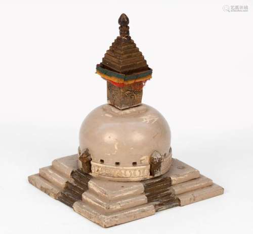 Stupa en réduction, bois laquéTibet XIXe siècle(18 x 14,5 x 14,5 cm) (restauration)Expert : Cabinet Ansas et Papillon