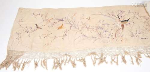 Broderie sur soie figurant des oiseaux branchés et papillons évoluant parmi la végétation, franges de broderie à jours. Indochine, vers 1900 (60 x 228 cm) (petites usures)