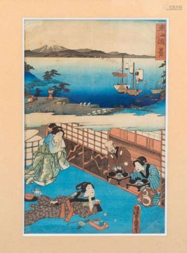 Estampe japonaise figurant en partie inférieure trois femmes et un homme dans un intérieur et en partie supérieure un port avec en arrière plan le Fuju-Yama, les deux plans séparés par des nuées. XIXème siècle (à vue : 32 x 21,5 cm) (quelques rousseurs)
