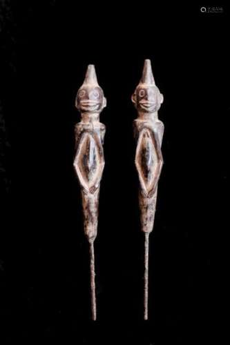 Couple anthropomorpheCHAMBA - Nigéria(H. : 48,5 cm)Bois, métalLes statuettes chamba comportent des éléments stylistiques proches de celles leurs voisins mumuye. Elles étaient plantées dans le sol à l'aide d'une tige de fer, afin de favoriser les guérisons ou pour se protéger des morsures de serpent.Expert : M. Jean-Pierre Lacoste