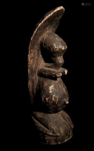 Statue Noom gardienne des récoltesDOGON - Mali(H.: 33,5 cm)BoisAncienne collection Professeur Jacques BECUWELes DOGON ont repris aux TELLEM, leurs prédécesseurs, des schémas de composition, notamment le geste des bras levés vers le ciel, et des éléments iconographiques qui rendent floue et incertaine la frontière entre les deux types de créations. Expert : M. Jean-Pierre Lacoste