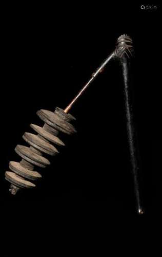 Sistre zoomorpheBOBO - Burkina Faso(H.: 45 cm)Bois, calebasseCe sistre est sommé d'une tête sculpté d'oiseau stylisé, symbole de communication. Il s'agit d'un instrument de musique accompagnant les rituels d'initiation, comme celui de la circoncision.Ancienne collection Professeur Jacques BECUWEExpert : Jean-Pierre Lacoste