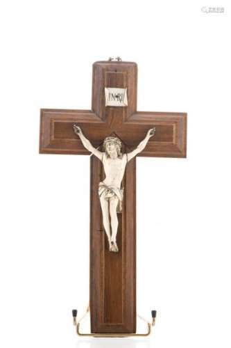 Crucifix en noyer et Christ en ivoire sculpté. Vers 1900 (H : 34 cm, L : 18,5 cm, H. Christ : 14 cm)