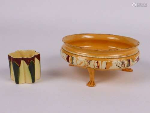 Lot comprenant : une coupe tripode en faïence émaillée beige, sur des pieds griffes et un saleron de forme chantournée. Faïence de Douai, XIXème siècle (H : 5,5 cm, diam : 12 cm) (petits éclats)