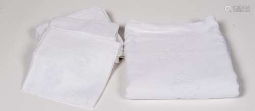 Lot comprenant 12 serviettes en coton et 1 nappe brodées à décor de fleurs et monogrammées 