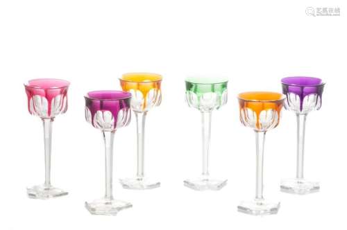 SAINT LOUIS (attribué à). Suite de six verres en cristal de couleur (H : 19 cm., Diam : 8 cm)