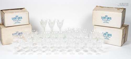 SAINT LOUIS. Service de verres en cristal taillé modèle Tommy comprenant : 12 verres à eau (H : 18 cm), 12 verres à vin rouge (H : 17 cm), 12 verres à vin blanc (H : 15 cm) et 11 verres à Porto (H : 14 cm). avec les boîtes d'origine (3 verres avec égrenures)