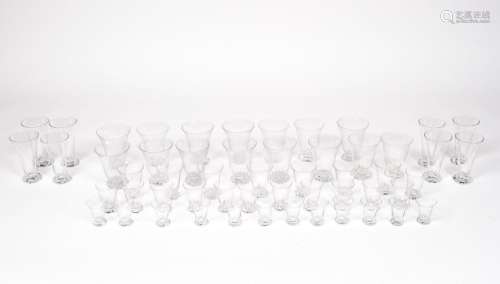 DAUM FRANCE. Partie de service de verre en cristal modèle KIM comprenant 8 flûtes, 15 verres à eau, 7 verres à vin rouge, 12 verres à vin blanc et 12 verres à porto signés au revers. (Hauteur: 6 à 13,5 cm)  (Bon état général)