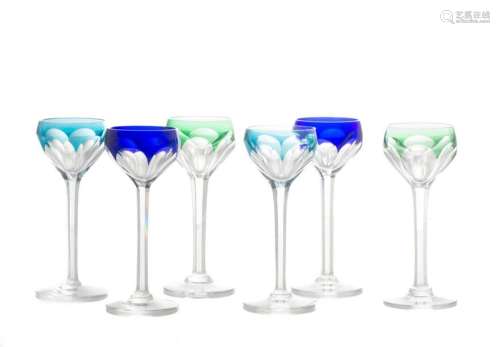 SAINT LOUIS. Suite de 6 six verres de type Rohmer en cristal translucide et de couleur, pieds facetés. Estampillés (H : 16 cm) (un petit choc interne)