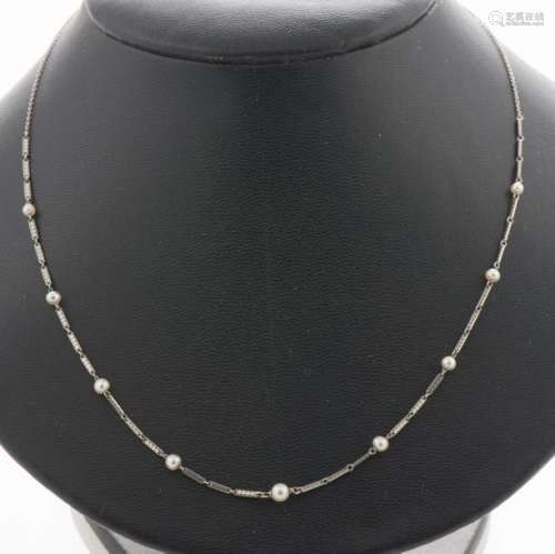 Collier en or gris 750 millièmes orné de 9 perles fines alternées de mailles ovales (Poids brut : 5,1 g) (Long : 47 cm)