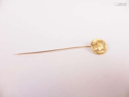 Epingle de cravate en or jaune 750 millièmes, à décor d'une Minerve casquée (Poids : 1,7 g)