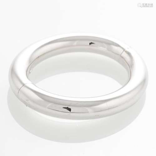 Bracelet anneau en argent 925 millièmes, ouverture à charnière avec fermoir de sécurité (Diam : 8,2 cm) (Poids : 43,6 g)