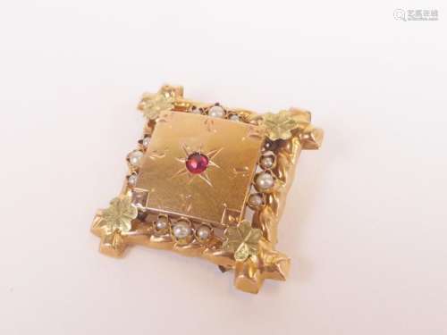 Broche en or jaune 750 millièmes, centrée d'une pierre rouge, et ornée de 12 demies-perles (Poids brut : 3,9 g)