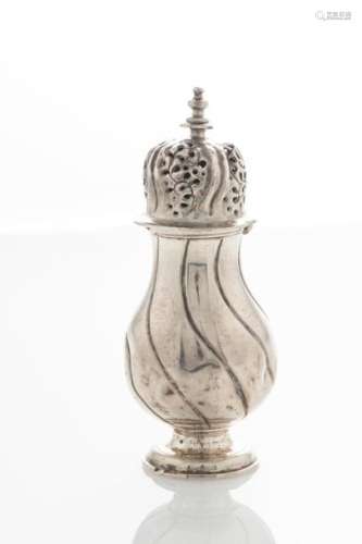 Salière balustre en argent, à décor de cannelures torses, couvercle repercé surmonté d'une toupie. Travail étranger (H : 13,5 cm) (Poids : 130 g)