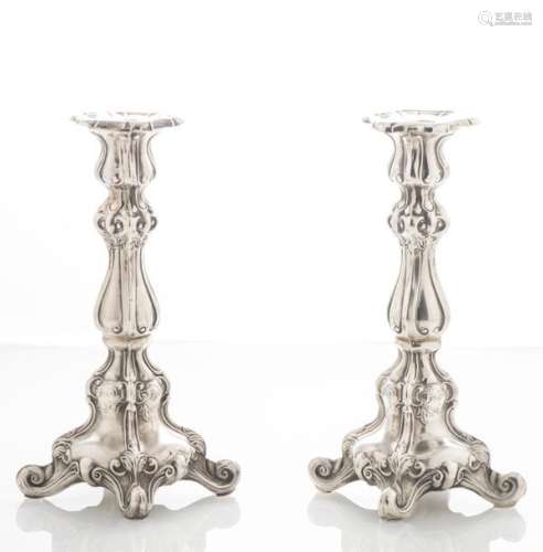 Paire de flambeaux en argent 925 millièmes, à décor Rocaille. Travail israëlien de style Louis XV (H : 21 cm) (Poids total : 334 g)