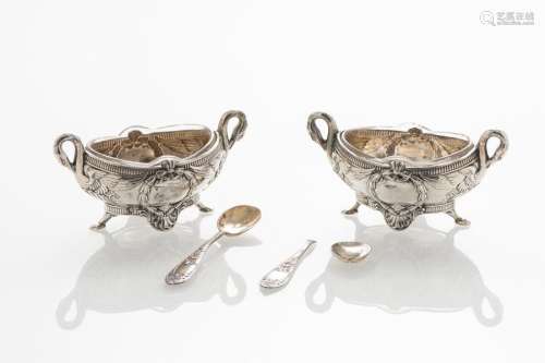 Paire de salières en argent à décor de style Empire de cygnes et guirlandes de lauriers, avec deux pelles à sel. Orfèvre : Albert Schiffmacher, actif au début du XXe siècle (poids total sans les doublures : 48 g)(une cuillère cassée)