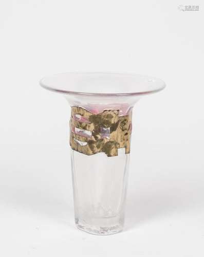 Anthony STERN (Né en 1944). Vase en verre légèrement iridescent à décor de feuillles de métal patiné, signé au revers (H : 27 cm, diam col : 22 cm)