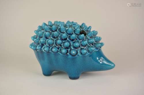 Pol CHAMBOST (1906-1983). Hérisson pique-fleurs en céramique émaillée turquoise, signé au revers et daté 1973 (H : 11 cm, L : 17 cm) (très petits chocs)