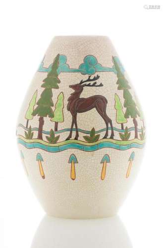 ORCHIES. Vase Art Déco en faïence émaillée polychrome sur fond beige craquelé, à décor de cerfs dans un paysage. Signé au revers. Vers 1930 (H : 31,5 cm)