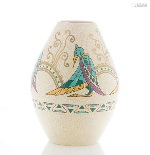 ORCHIES. Vase Art Déco en faïence émaillée polychrome sur fond beige craquelé, à décor d'oiseaux stylisés dans le style égyptien. Signé au revers. Vers 1930 (H : 31,5 cm) (deux petits manques d'émail dans le décor)