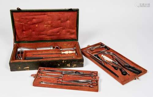 [MEDECINE]. Coffret en cuir vert, coins de renforts en laiton, contenant un fort ensemble d'instruments de chirurgie sur trois niveaux superposés. Certains marqués W. Carter rue de l'Odéon. XIXe siècle (10 x 47 x 24 x cm) (usures au cuir) (quelques instruments manquants)