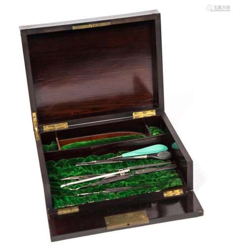 [MEDECINE]. Coffret écritoire en bois noirci et marquetterie Boulle d'écaille, nacre et laiton contenant 10 instruments de chirurgie. Certains marqué Charrière à Paris ou W. Carter. Seconde moitié du XIXe siècle (11,5 x 29,5 x 22,5 cm) (manques)