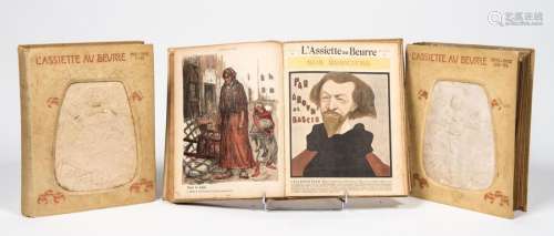 [L'ASSIETTE AU BEURRE] Suite de 3 volumes in-folio reliés comprenant les numéros 1 à  156 de la revue satirique L'Assiette au beurre. Reliure de l'éditeur en percaline et composition centrale gauffrée monogrammée PJ.Tome I années 1901-1902, n° 1 à 52 ; Tome II années 1902-1903, n° 53 à 104 ; Tome III années 1903-1904, n° 105 à 156L'Assiette au Beurre était farouchement anticapitaliste, antimilitariste ou encore anticléricale, elle est parue de 1901 à 1936. De grands écrivains et polémistes ont participé à la revue qui reste aujourd'hui celèbre pour ses innovations graphiques et pour la qualité des ses illustrateurs dont Rabier, Forain, Caran d'Ache, Steinlen, Toulouse-Lautrec, Willette, etc.