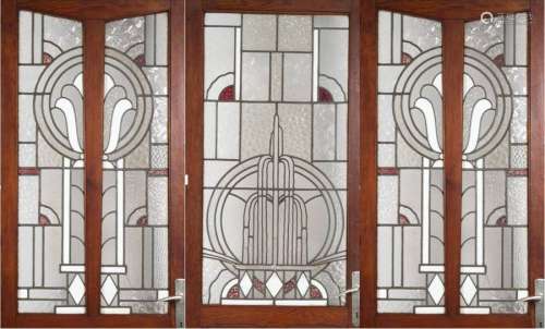 Dans le goût de Louis BARILLET. Suite de trois vitraux Art Déco, le vitrail central à décor d'une fontaine. Vers 1925 (Dim. vitrail central : 122 x 61 cm, vitraux latéraux 123 x 27 cm)