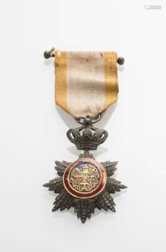 Décoration de l'Ordre Royal du Cambodge (H. sans le ruban : 7 cm) (manques d'émail)