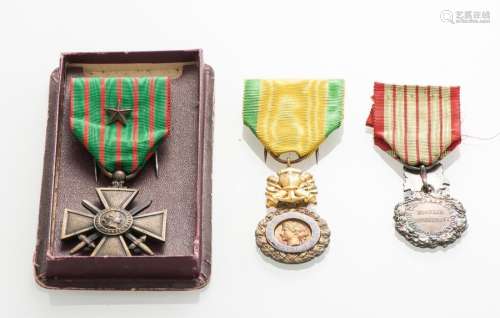 Lot de trois médailles et décorations : Croix de Guerre 14-18 avec une citation, ruban et écrin, Médaille Valeur et discipline 1870 et Médaille en argent 