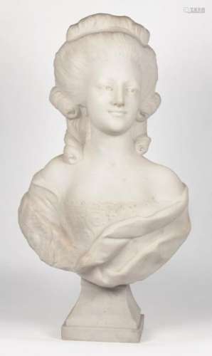 Buste en marbre blanc figurant la Reine Marie-Antoinette, sur piédouche (H : 73 cm.)