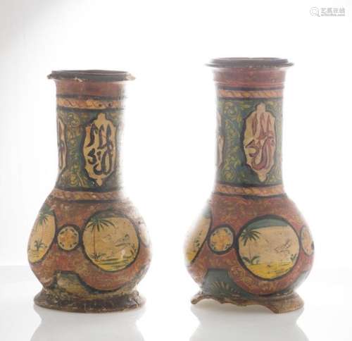 Paire de vases en terre cuite à décor d'écritures coufiques et de paysages dans des médaillons (H : 43 cm) (nombreux accidents, manques, sans fond)