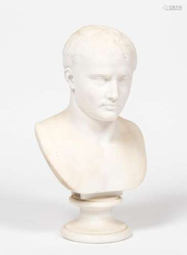 D'après Antoine-Denis CHAUDET. Buste de Napoléon Ier en marbre blanc, sur piédouche. Fin du XIXème siècle (H : 36,5 cm, L : 21 cm) (restauration à l'arrière)