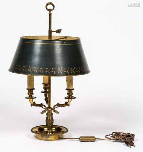 Lampe bouillote en bronze de style Empire à trois lumières, à décor de palmettes et de têtes de cygnes, abat-jour en tôle laquée vert, fût réglable en hauteur, base circulaire (H : 55 cm, diam. base : 16 cm)
