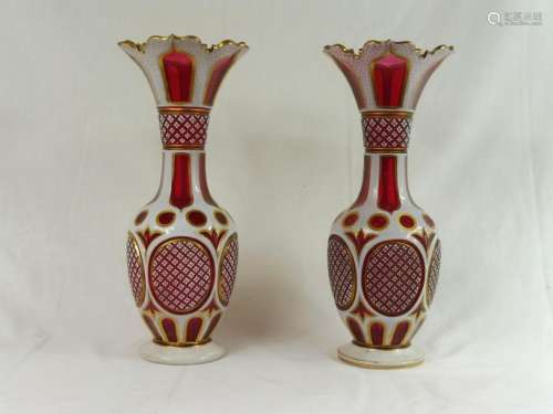 Paire de vases en verre overlay lattimo et rouge, à motifs de croisillons. Fin XIXème (H : 34 cm) (petites usures à l'or)