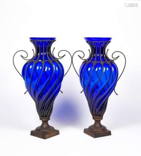 Paire de grands vases en verre bleu soufflés, dans une armature de métal, sur une base en fonte (H : 74 cm) (petit choc interne à l'un)