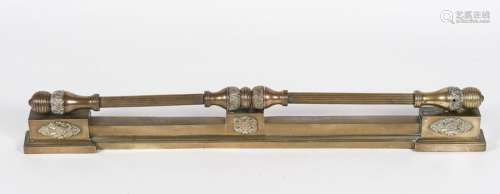 Barre de foyer en bronze à décor de palmettes. Epoque Restauration, vers 1830 (H : 13,5 cm, Long : 104 cm) (manque une vis)