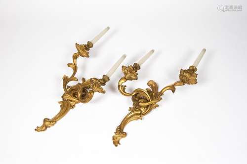 Paire d'appliques en bronze doré à deux bras de lumières. Travail du XIXème siècle de style Louis XV (H : 52 cm, L : 34 cm)