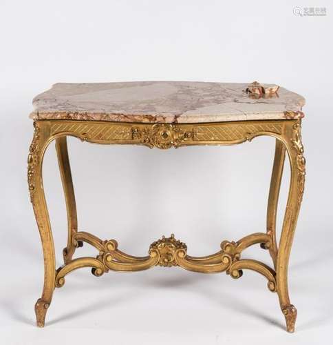 Table de milieu en bois et stuc doré, les pieds galbés réunis par une entretoise en X, le plateau de marbre brèche. Travail de style Louis XV (78 x 95 x 64 cm) (plateau avec moceaux cassés mais présents)