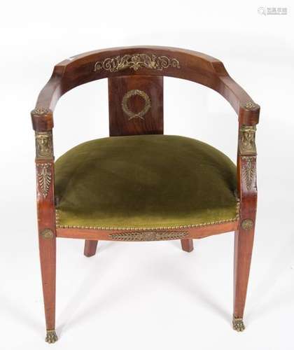 Fauteuil en bois naturel, ornementation de bronze doré, le dossier incurvé à décor d'une couronne de lauriers et chimères, les supports d'accotoirs à buste de femme, les pieds antérieurs en gaine munis de griffes de lion. Travail de la fin du XIXème siècle de style Empire (H : 71 cm., L : 59 cm) (petits accidents)