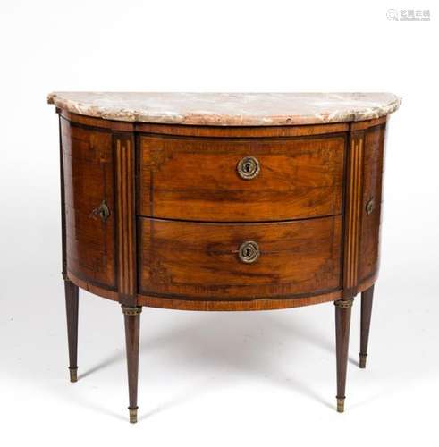 Commode demi-lune en placage de bois de rose et bois de violette ouvrant à deux tiroirs à décor d'entrelacs et deux portes d'angle, montants à cannelures simulés, les pieds en gaine. Fin du XVIIIème - Début du XIXème siècle. Marbre rose veiné (83 x 97 x 44 cm) (petits manques, fentes et restaurations)