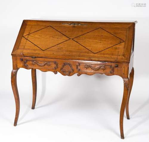 Bureau de pente en bois fruitier, la ceinture à décor sculpté de guirlandes, l'abbatant à décor de losanges dévoilant quatre tiroirs et quatre compartiments, les pieds galbés. Fin du XVIIIème - début du XIXème siècle (106 x 116 x 54 cm)