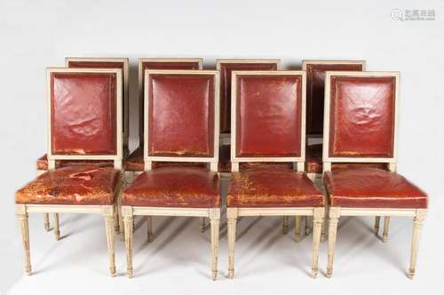 Suite de 8 chaises en bois sculpté laqué blanc, les dossiers droits, les pieds cannelés. Travail ancien de style Louis XVI. Couverture de cuirs rouge (H : 77 cm., L : 160 cm) (accidents au cuir)