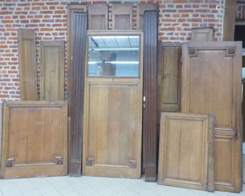 *Lot de boiseries en chêne mouluré comprenant : 1 trumeau à décor de rosettes (230 x 92 cm), 4 élements formant pilastres cannelés (260 x 18 cm), 4 éléments étroits (270 x 32 cm ), 2 éléments étroits et 5 éléments de partie basse (la plus grande : 118 x 100 cm), 1 porte à décor de rosettes (205 x 82 cm) et 2 éléments d'angle (H : 226 cm). Travail du XIXème siècle de style Louis XVI (manques et accidents)