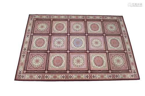 Grand tapis mécanique en laine, à caissons à motifs floraux beige et rose, dans le goût des tapis de la Savonnerie (300 x 202 cm)