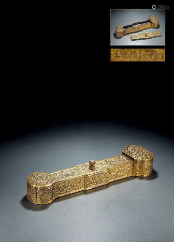 清•大清乾隆年制款铜鎏金镂空云蝠纹如意形文具盒